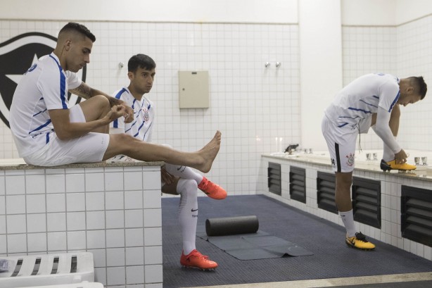 Gabriel e Camacho recebem atendimento antes do jogo contra o Botafogo no Engenhão
