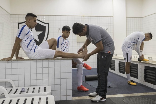 Guilherme recebe atendimento antes do jogo contra o Botafogo no Engenhão