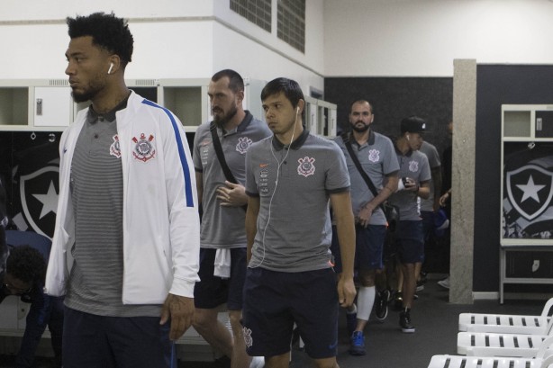 Kazim, Romero, Walter e Danilo chegam no vestiário para enfrentar o Botafogo