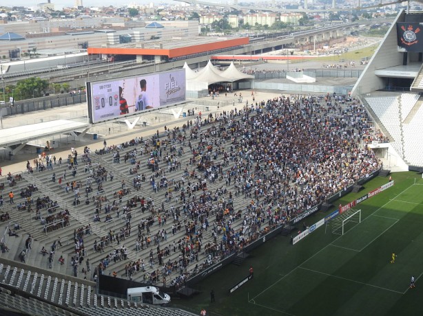 Dentro do estdio, o nmero ainda era pequeno no incio do jogo