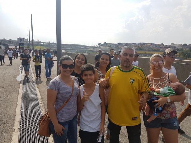 Fbio Luis, esposa e amigos moram ao lado do estdio do Corinthians
