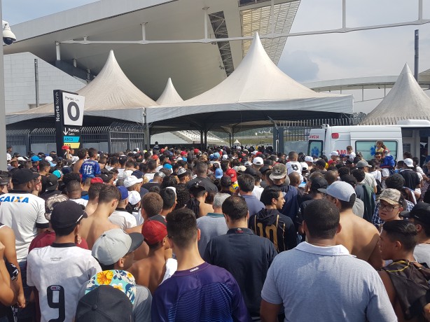 Fila para a entrada no Setor Norte da Arena Corinthians