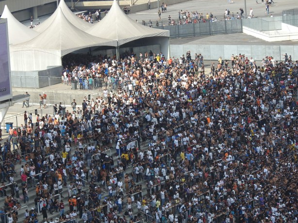 Grande nmero de torcedores entraram ao mesmo tempo na Arena