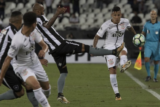 Guilherme Arana em jogada durante a partida contra o Botafogo, pelo returno do Brasileirão