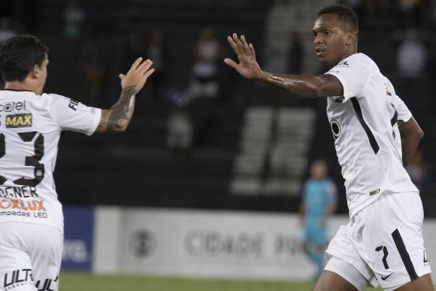 Jô marcou o único gol do Corinthians na partida desta segunda-feira