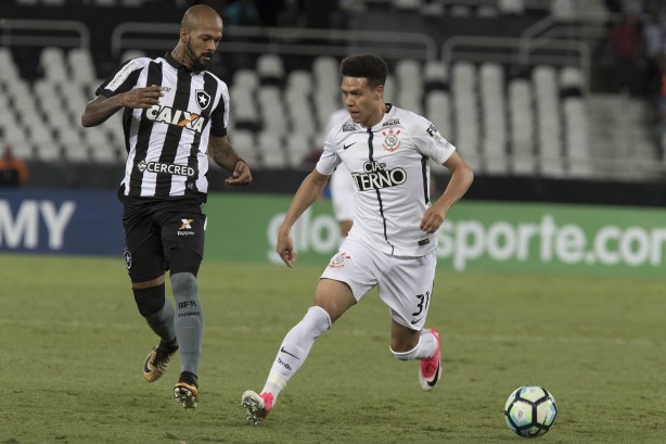 Marquinhos Gabriel em jogada durante a partida contra o Botafogo, pelo returno do Brasileirão