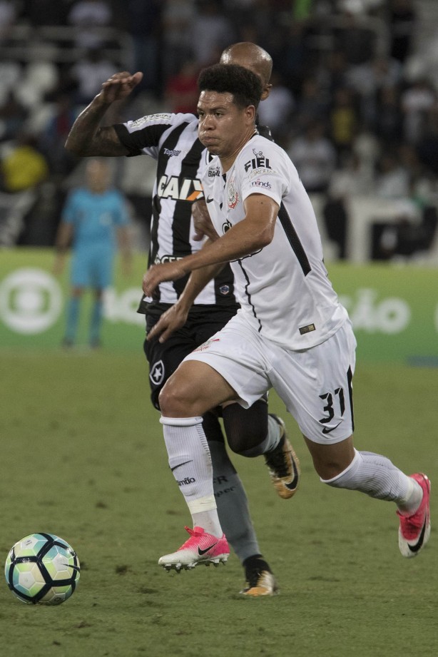 Marquinhos Gabriel começou a partida como titular no jogo desta segunda-feira