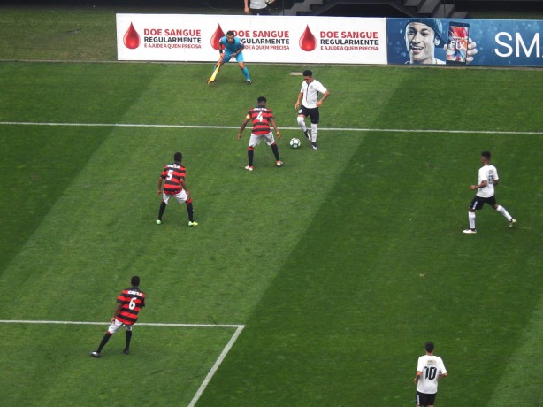 Meia Du no confronto diante do Vitria, na Arena Corinthians