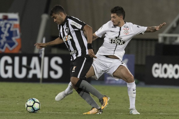 Pedro Henrique em jogada contra o Botafogo