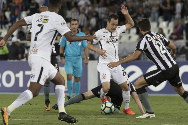 Rodriguinho em jogada durante a partida contra o Botafogo, pelo returno do Brasileirão