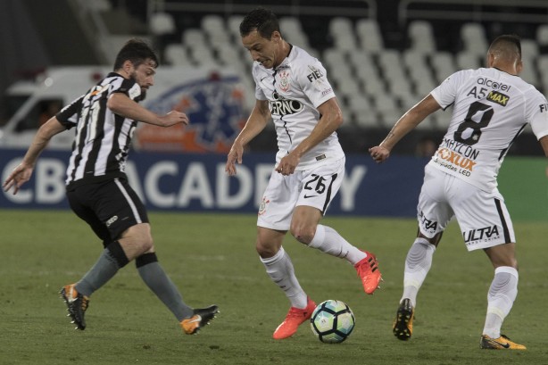 Rodriguinho em jogada durante a partida contra o Botafogo, pelo returno do Brasileirão