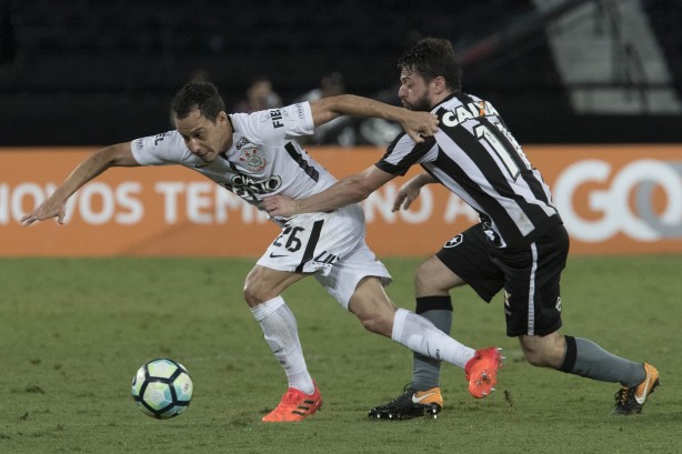 Rodriguinho em jogada durante a partida contra o Botafogo, pelo returno do Brasileirão