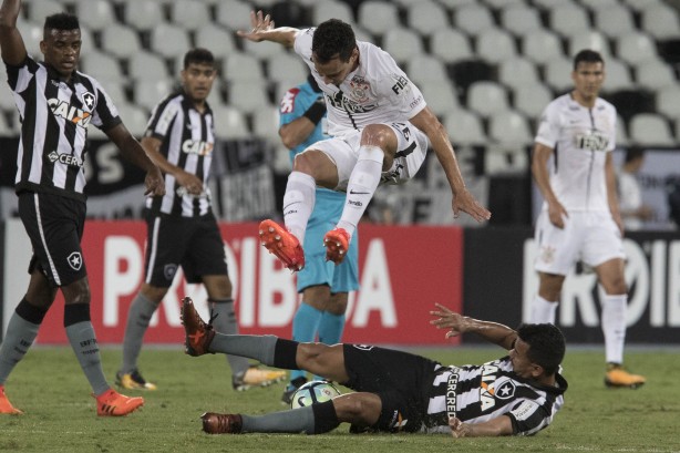 Rodriguinho em jogada durante a partida contra o Botafogo, pelo returno do Brasileirão