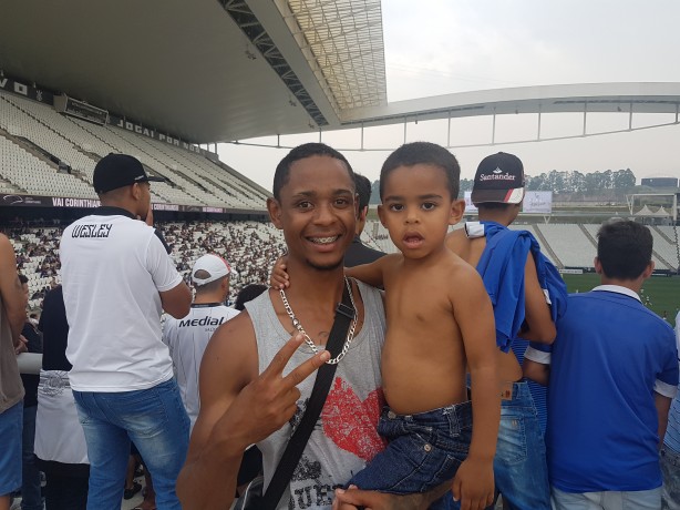 Torcedor passou na creche, pegou o filho e foi à Arena Corinthians