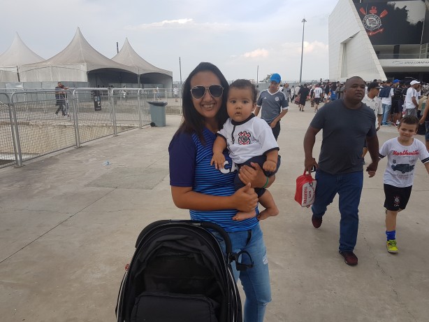 Torcedora com o filho de oito meses na Arena. Até com o carrinho...