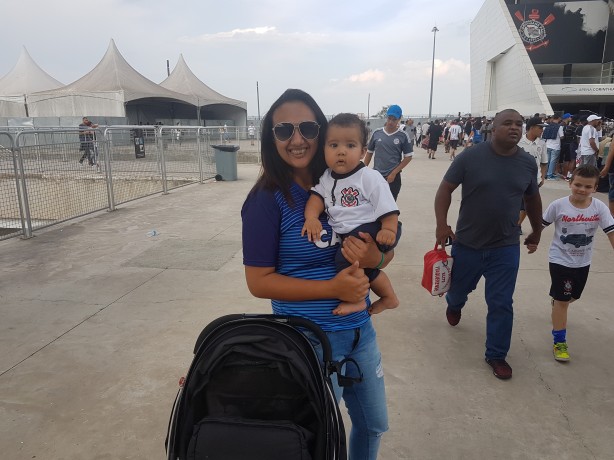 Torcedora com o filho de oito meses na Arena. At com o carrinho...