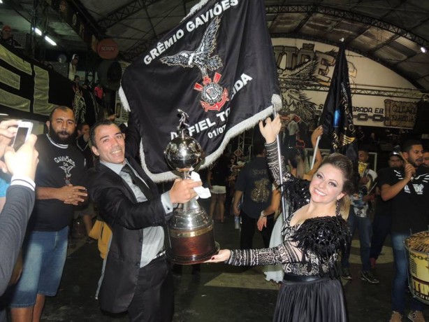 Atletas do Corinthians/Audax levaram troféu à Gaviões da Fiel
