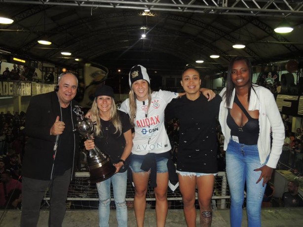 Atletas do Corinthians/Audax levaram troféu à Gaviões da Fiel