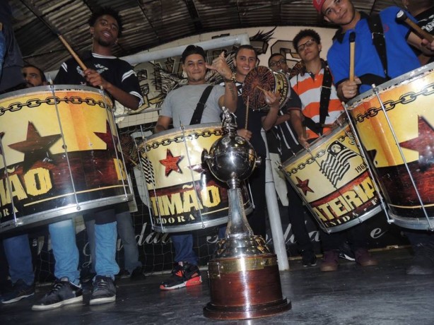 Atletas do Corinthians/Audax levaram troféu à Gaviões da Fiel