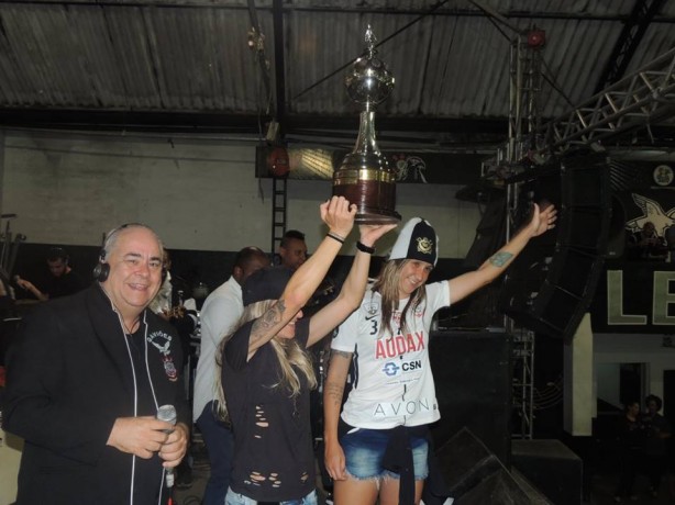 Atletas do Corinthians/Audax levaram troféu à Gaviões da Fiel