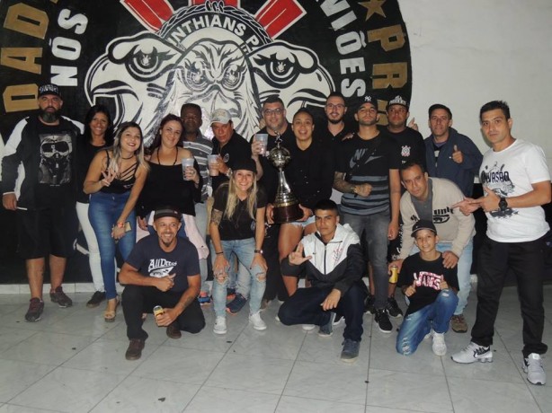 Atletas do Corinthians/Audax levaram troféu à Gaviões da Fiel