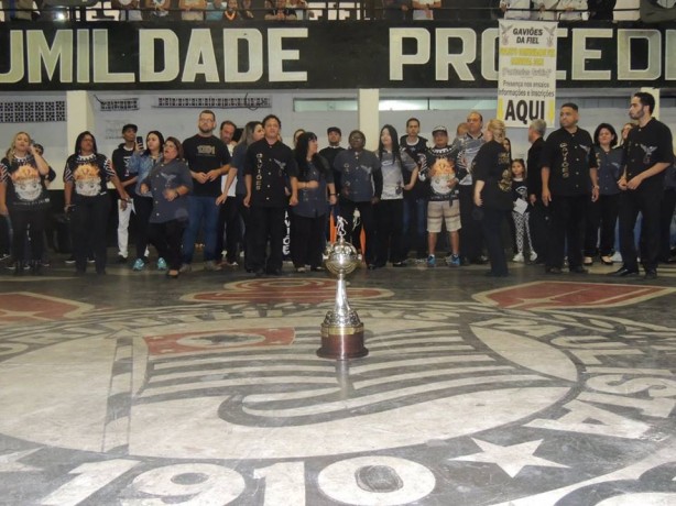 Atletas do Corinthians/Audax levaram troféu à Gaviões da Fiel