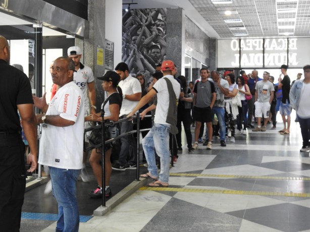 Fila na entrada do Parque São Jorge para participar do aulão
