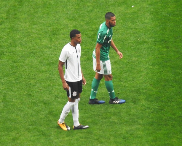 Carlinhos, já integrado ao profissional, entrou em campo pelo Sub-20 nesta manhã