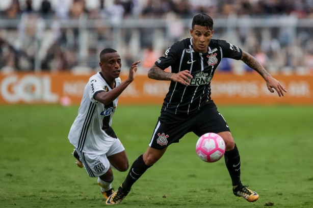 Arana em ação na partida contra a Ponte Preta