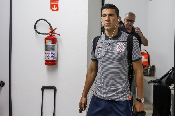 Balbuena chega no vestiário antes da partida contra a Ponte Preta