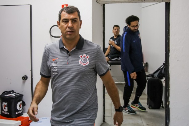 Fábio Carille chega no vestiário antes da partida contra a Ponte Preta