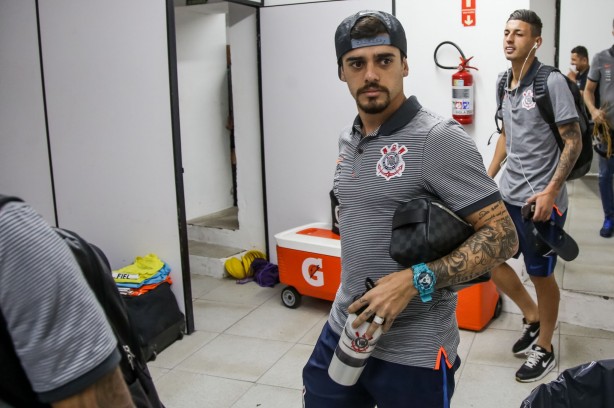 Fagner chega no vestiário antes da partida contra a Ponte Preta