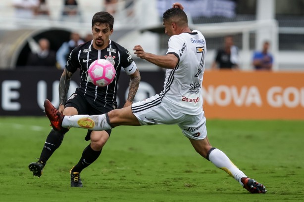 Fagner em ação na partida contra a Ponte Preta em Campinas