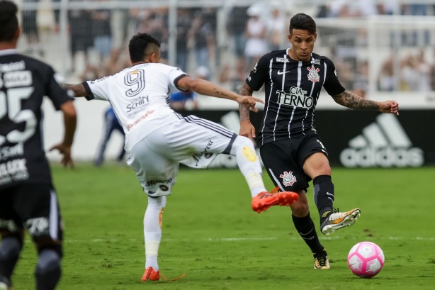 Guilherme Arana disputa jogada com Lucca na partida contra a Ponte Preta