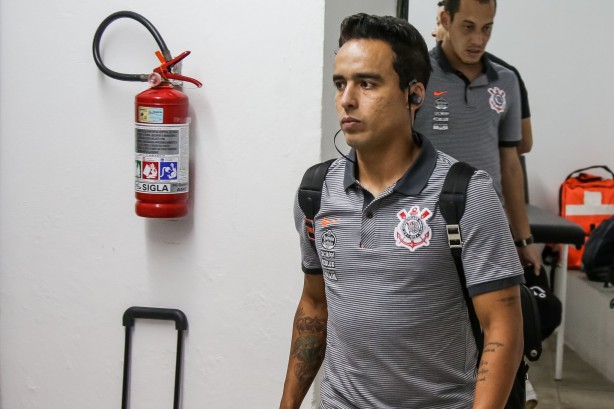 Jadson no vestiário antes da partida contra a Ponte Preta
