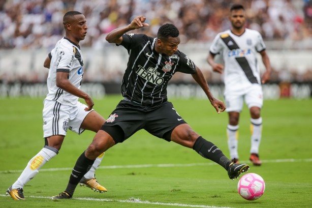 Jô em ação na partida contra a Ponte Preta