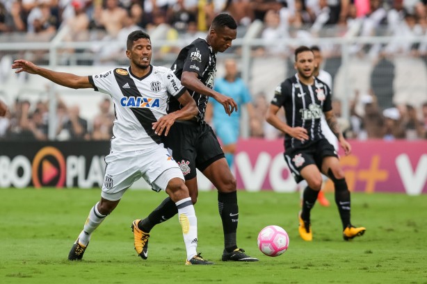 Jô em ação na partida contra a Ponte Preta