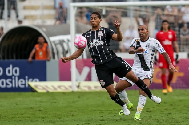 Pablo disputa jogada com Emerson Sheik no jogo deste domingo