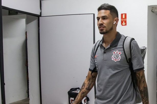 Pedro Henrique chega no vestiário antes da partida contra a Ponte Preta