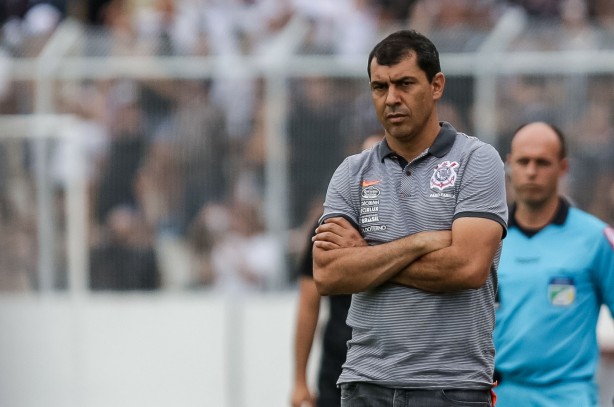 Professor Carille observa sua equipe durante o jogo contra a Ponte Preta