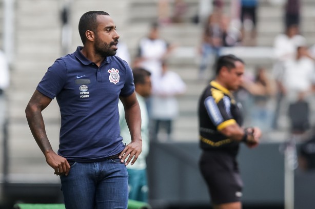Técnico do Sub-20 passa orientações aos seus jogadores a beira de campo