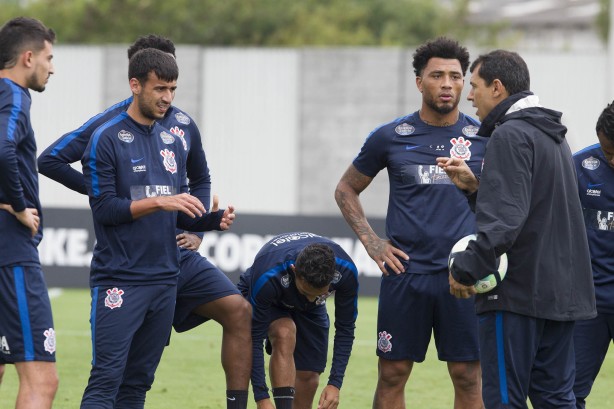Carille conversou com os jogadores em campo