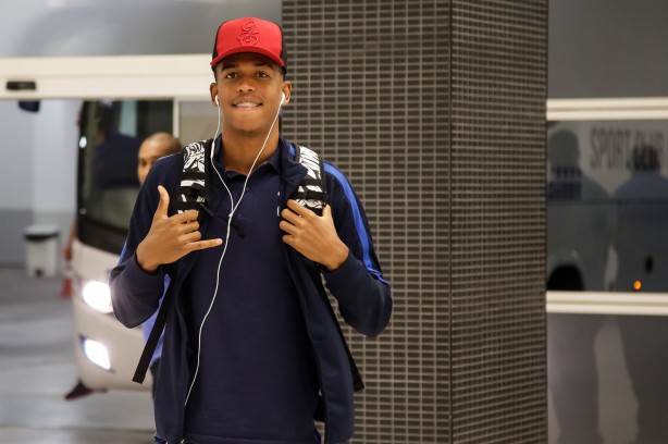 Carlinhos acena para torcedores antes da partida contra o Palmeiras pelo sub-20