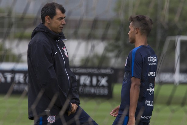 Durante o treino, Carille conversou com o meia Pedrinho