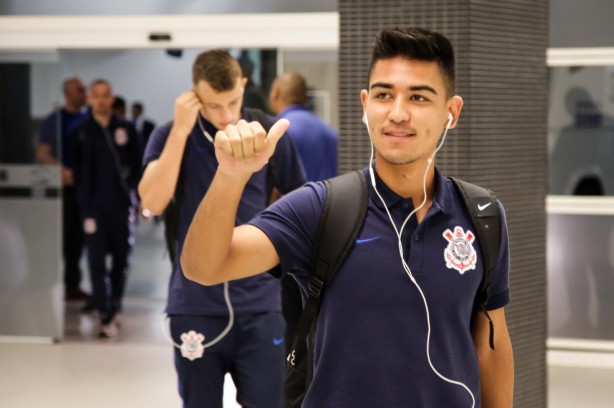 Fabricio Oya acena para torcedores antes da partida contra o Palmeiras pelo sub-20