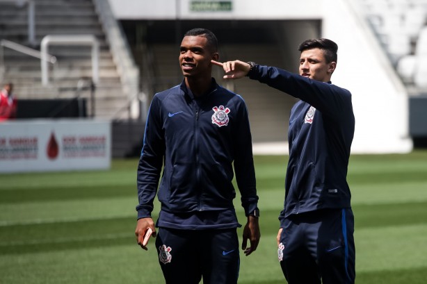Jogadores da equipe sub-17 na chegada para a partida contra o Vitória