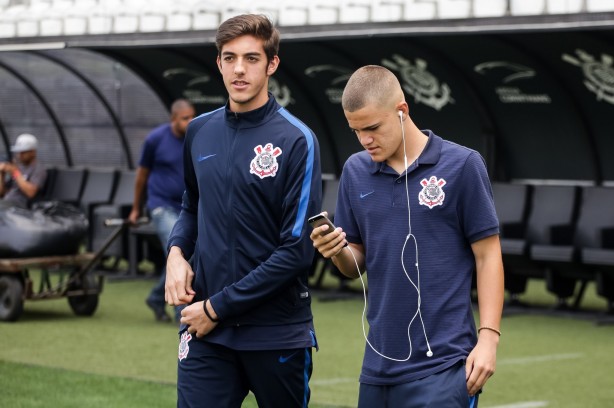 Jogadores da equipe sub-17 na chegada para a partida contra o Vitória