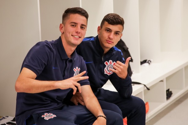 Jogadores da equipe sub-17 na chegada para a partida contra o Vitória