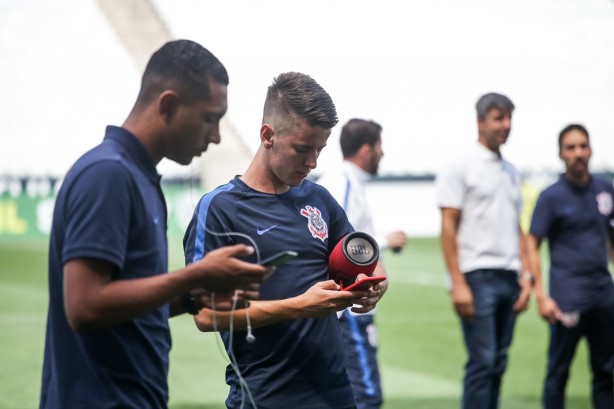 Jogadores da equipe sub-17 na chegada para a partida contra o Vitória