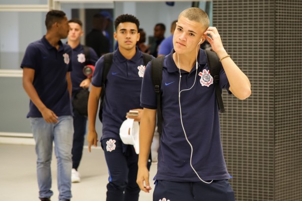 Jogadores da equipe sub-17 na chegada para a partida contra o Vitória